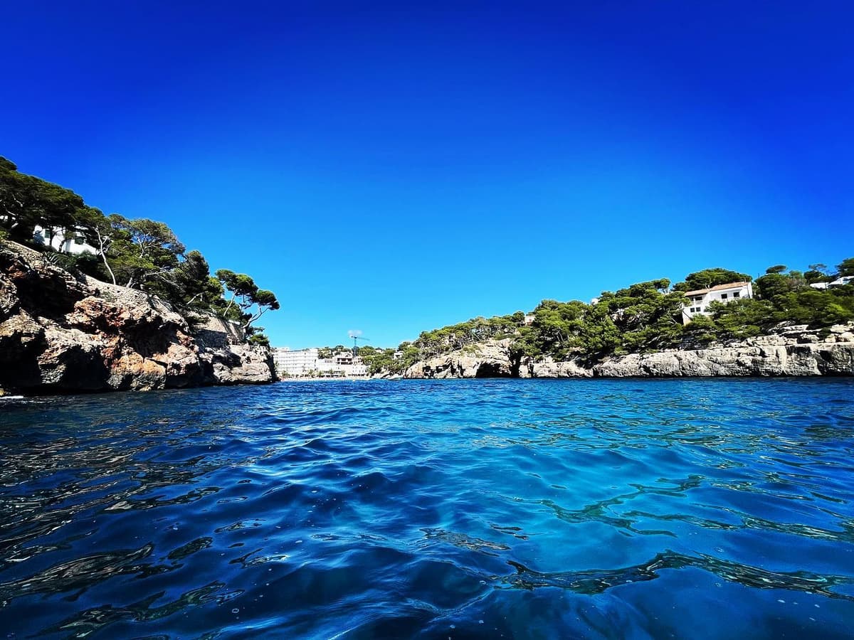 Kristallklares Wasser in einer Bucht auf Mallorca