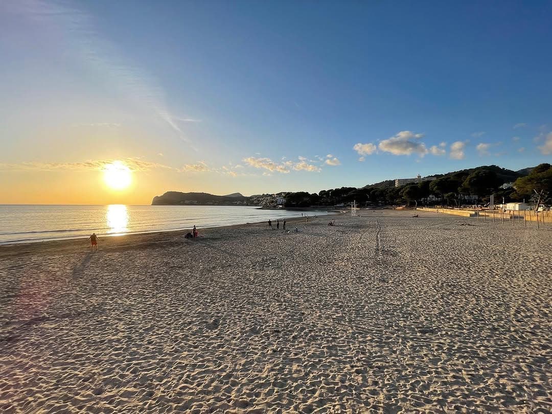 Sonnenuntergang am Sandstrand auf Mallorca